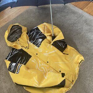 MENS SUPREME NORTH FACE PRINTED TAPED SEAM SHELL TROMPE L'OEIL JACKET
